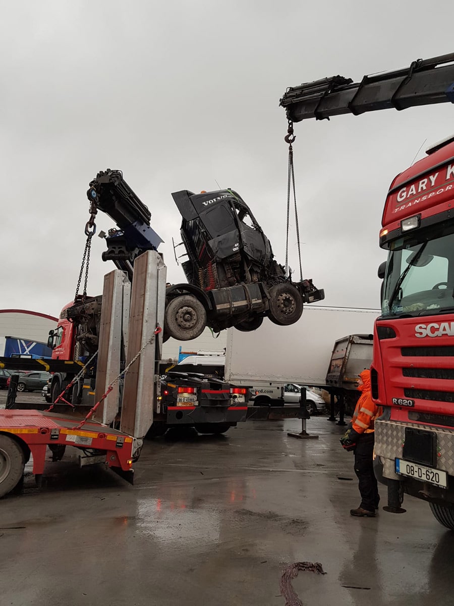 Tandem Lift of Damaged Tractor Unit